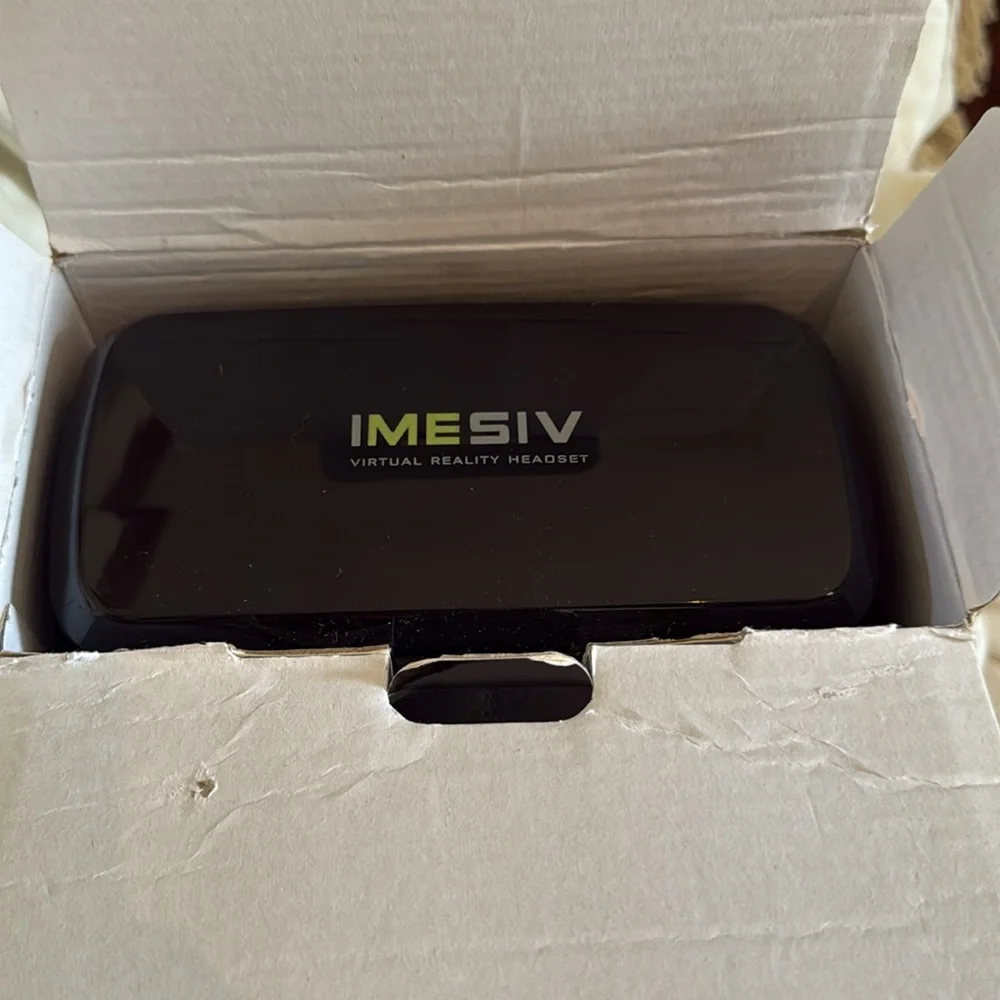 Black Virtual Reality Headset & VR Shinecon controller